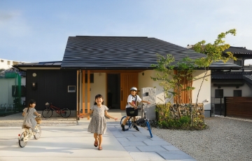 家の前で遊んでいる子ども３人