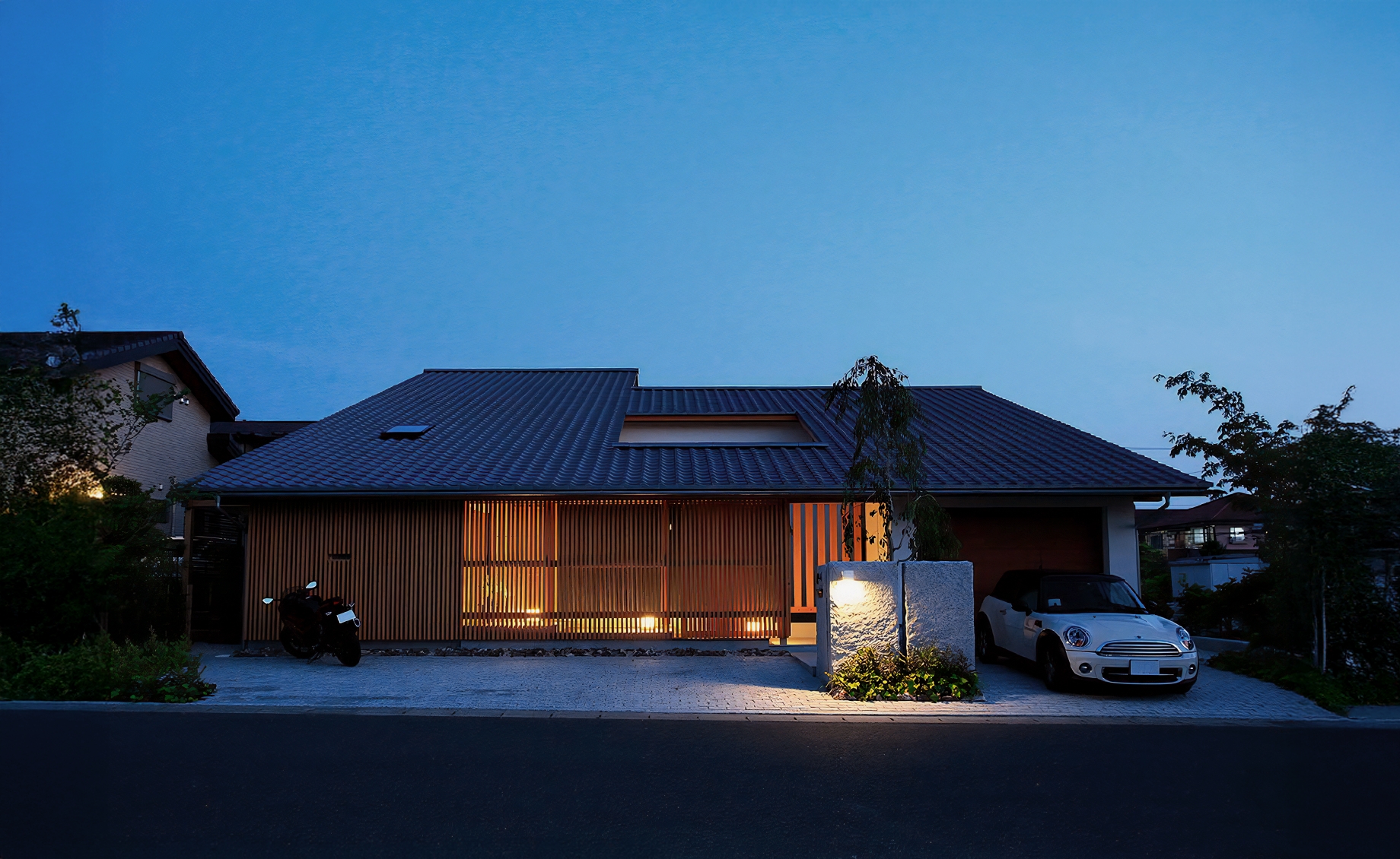 黒い外観の平屋