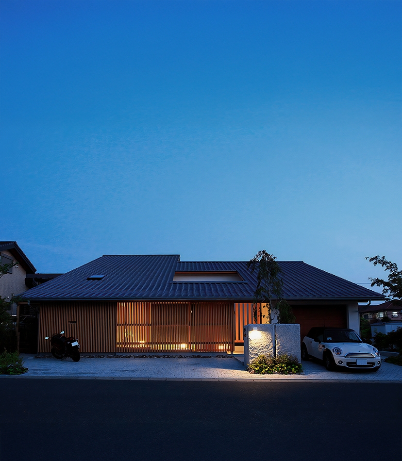 黒い外観の平屋