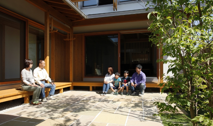 住宅で過ごす家族 イメージ写真