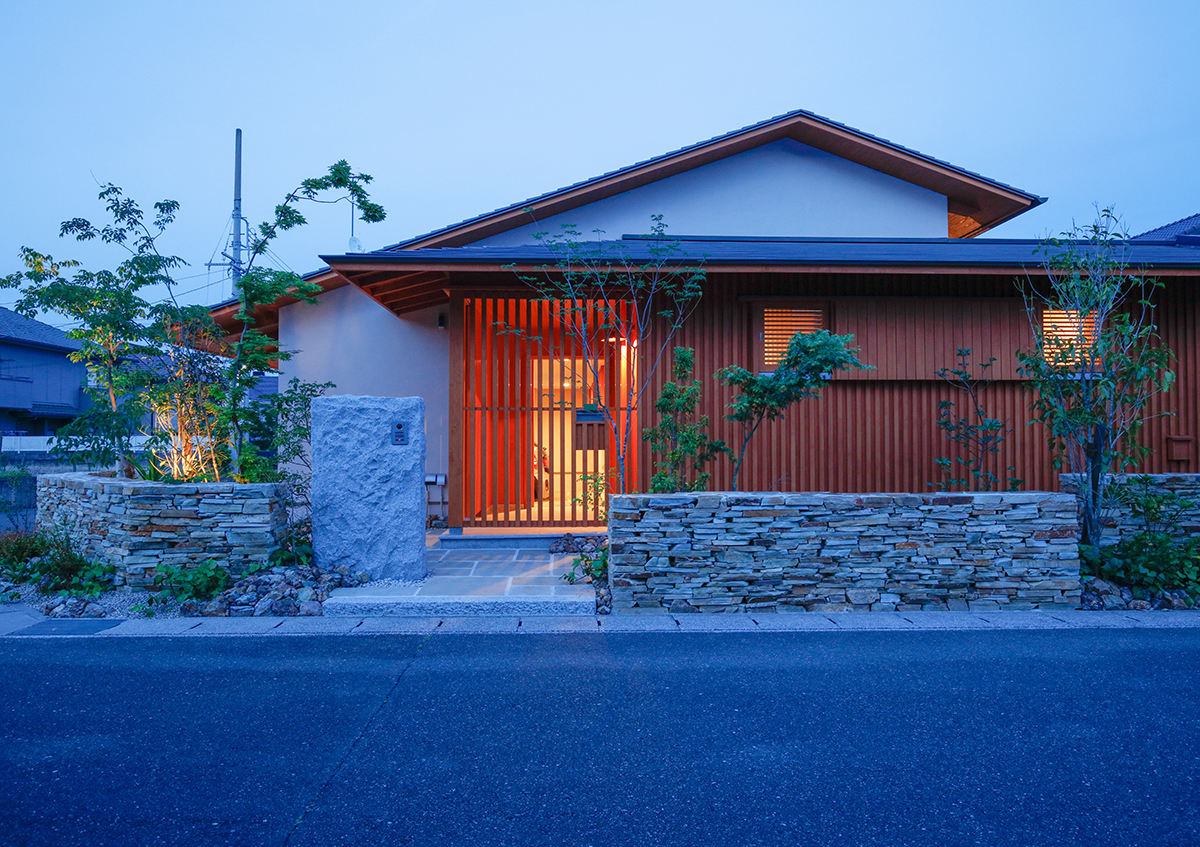 あかりをつつむ平屋
