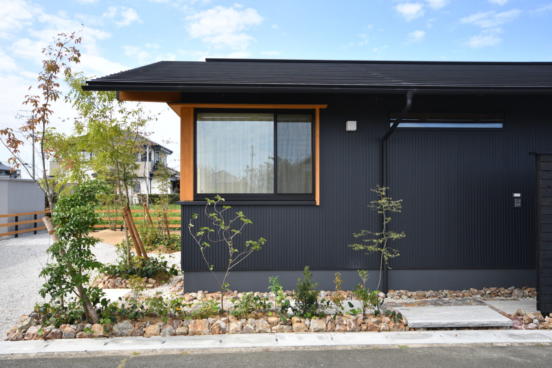 『遥穏の平屋』作品集に掲載しました。