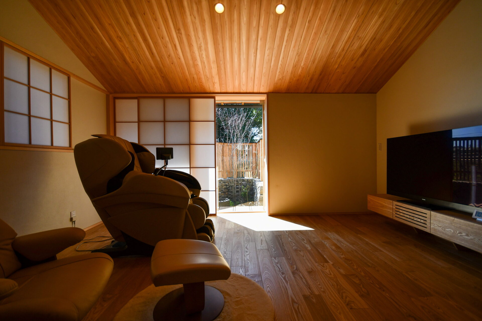 『月こよひの家～庭完成～』作品集に掲載しました。