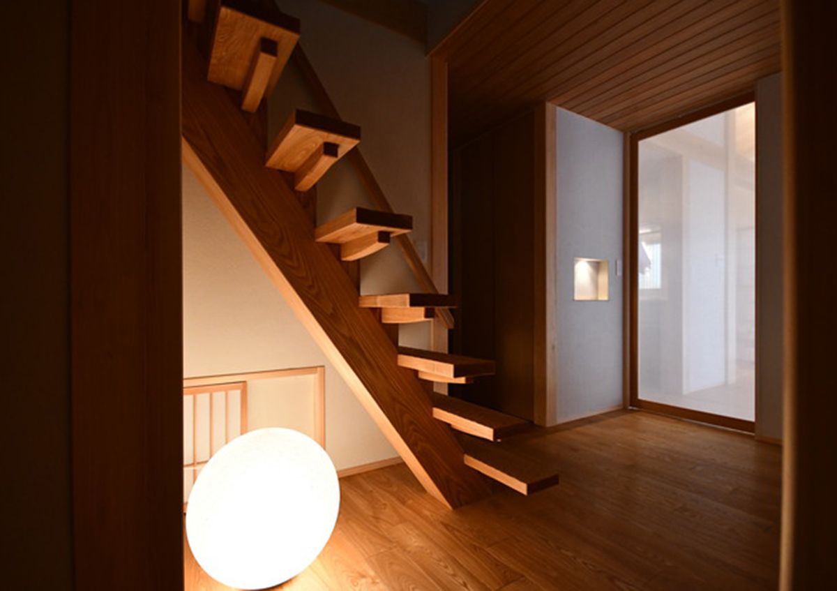 『月こよひの家』作品集に掲載しました。