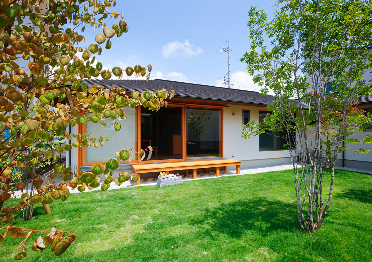 『灯香の平屋』作品集に掲載しました。