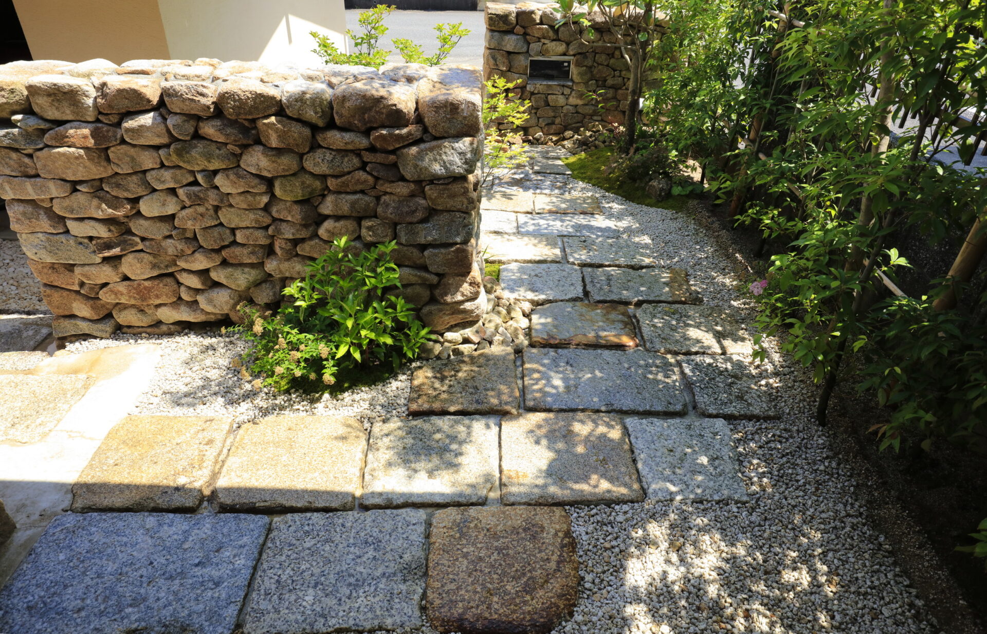 愛知県岡崎市で良い庭をつくる工務店として【庭のしつらえ-7（石積み）】～木の家設計作法-其の４５２～