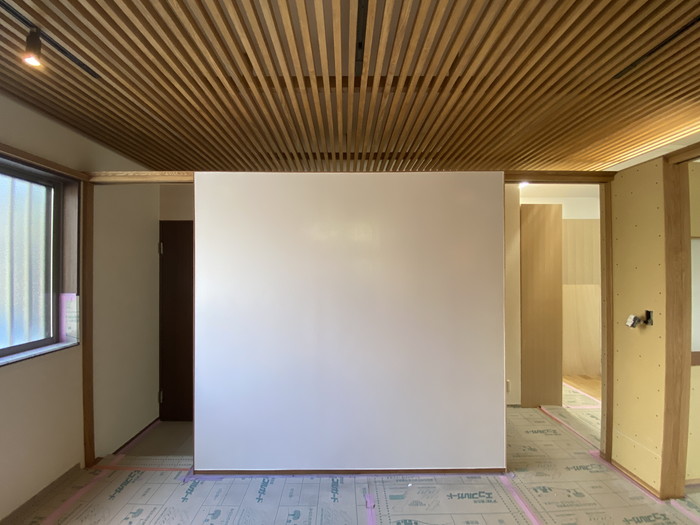 豊田市で木の家づくりをする工務店をつくっています。【ホワイトボード塗装】～スタジオ改修工事-其の２０～