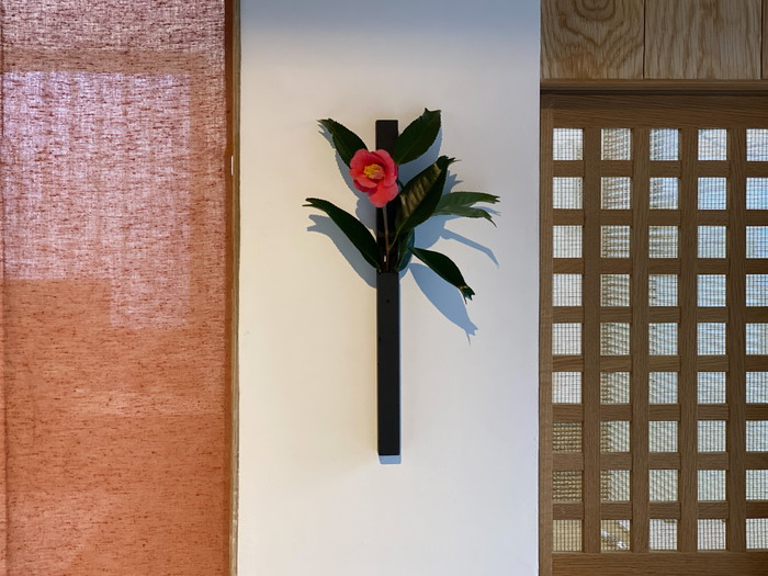 岡崎市の木の家工務店からのお便り【椿の花が咲きました】～スタジオの風景-其の１７～