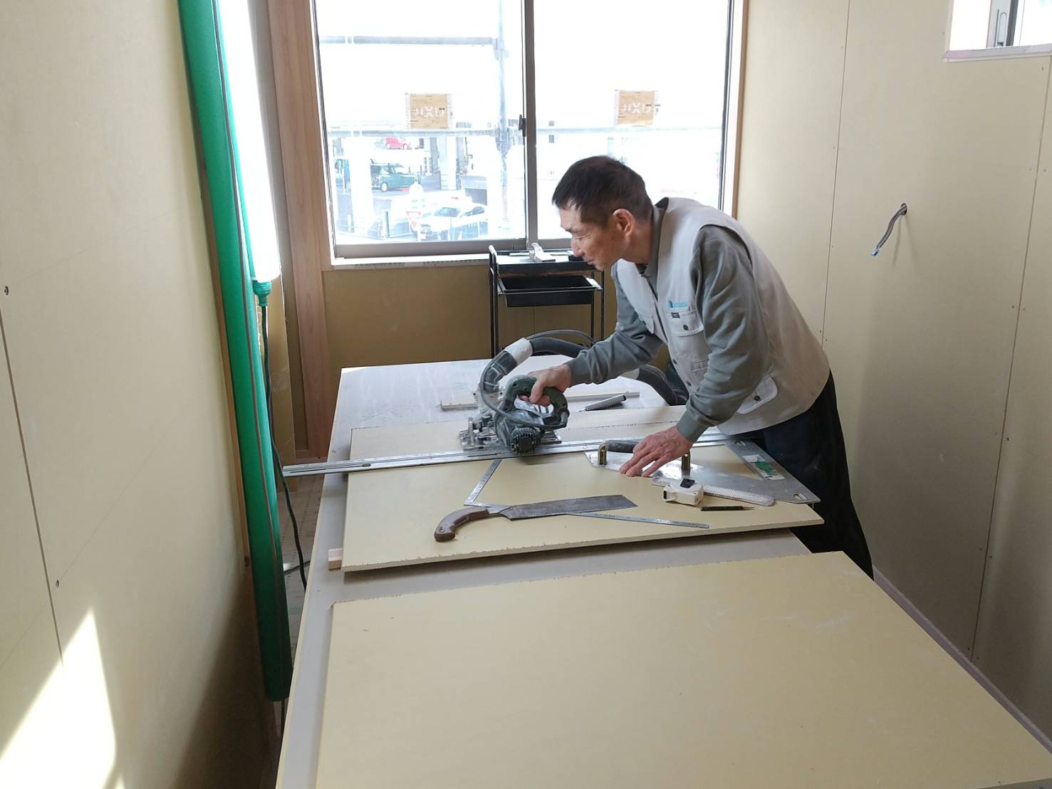 岡崎市の木の家工務店から　刈谷市の「燕居の家」プラスターボードを張り始めました。～スタッフのひとりごと-其の２6～