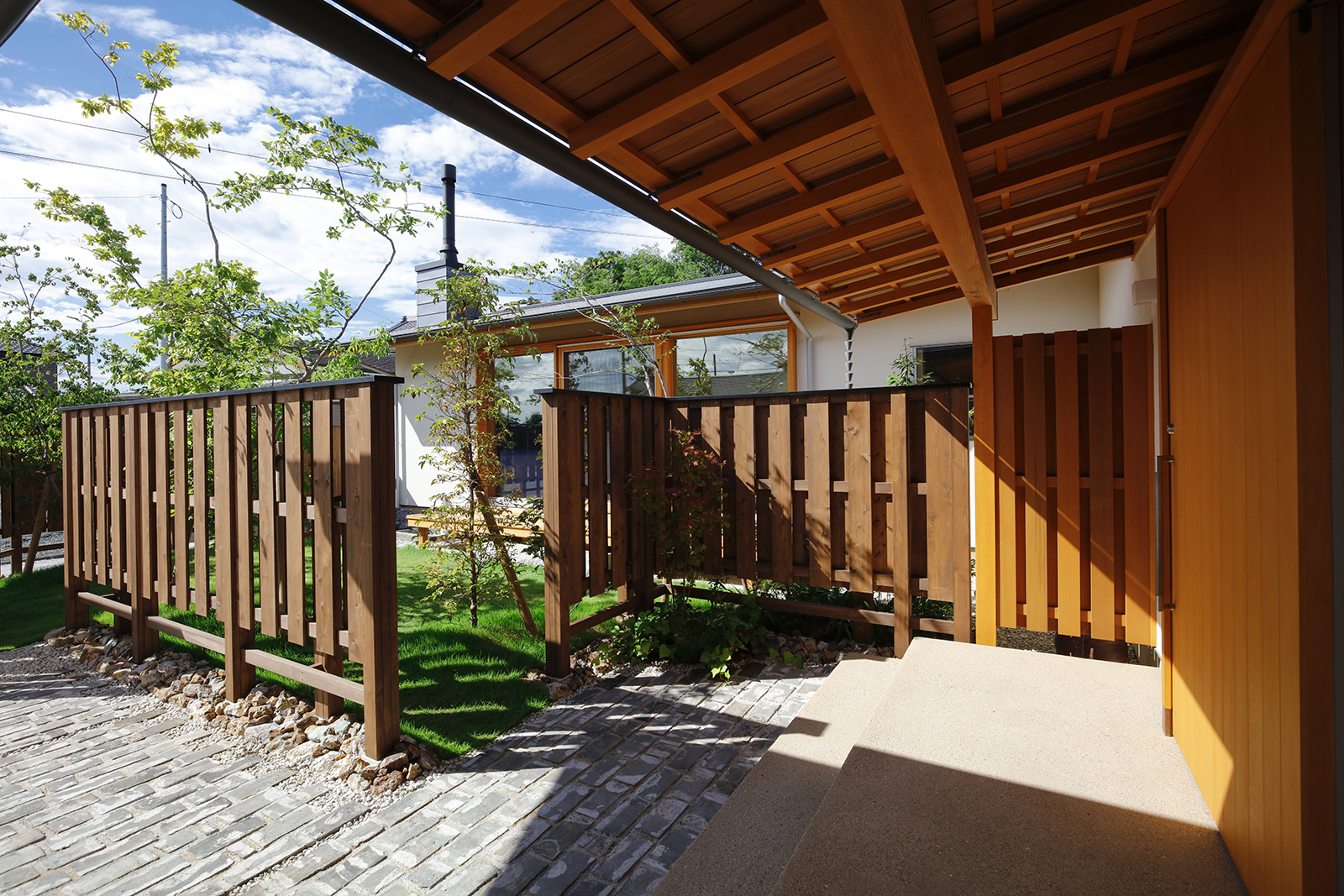 これから注文住宅を新築する方へ【中間領域としての玄関ポーチ】～木の家設計作法-其の３５６～